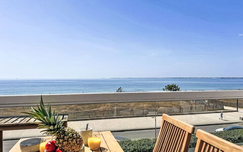 Madavoar: Furniture, Horizon, Outdoor Furniture, Sea, Coastal And Oceanic Landforms, Ocean, Chair, Coast, Beach, Outdoor Table