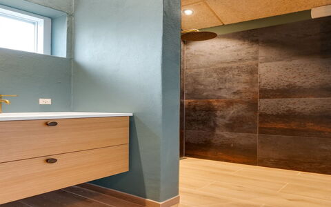 Vilppu - 900M from the Sea: Flooring, Wall, Floor, Interior Design, Brown, Bathroom, Tile, Ceiling, Plumbing Fixture, Composite Material