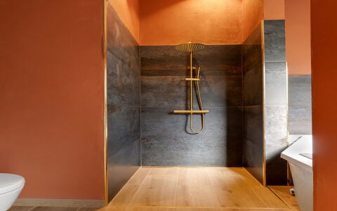Vilppu - 900M from the Sea: Flooring, Floor, Orange, Plumbing Fixture, Bathroom, Brown, Tile, Plumbing, Toilet