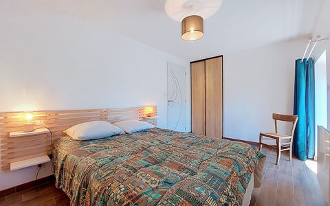 Kerdro: Bed, Furniture, Interior Design, Floor, Bedroom, Flooring, Bedding, Wall, Bed Sheet, Wood