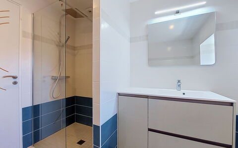 Kerdro: Flooring, Floor, Interior Design, Plumbing Fixture, Bathroom, Bathroom Cabinet, Ceiling, Tile, Plumbing, Room