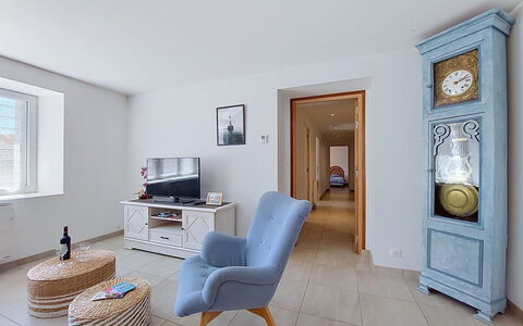 Kerdro: Furniture, Interior Design, Flooring, Wall, Floor, Wood, Room, Ceiling, Lighting, Living Room