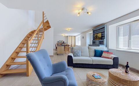 Kerdro: Furniture, Interior Design, Couch, Flooring, Floor, Wood, Room, Living Room, Ceiling, Apartment