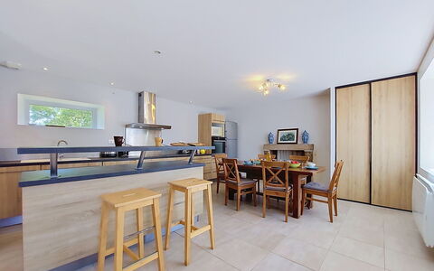 Kerdro: Furniture, Interior Design, Flooring, Floor, Countertop, Kitchen, Wood, Ceiling, Wood Flooring, Chair