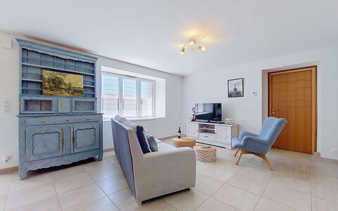 Kerdro: Furniture, Interior Design, Flooring, Couch, Wood, Floor, Ceiling, Room, Living Room, Apartment