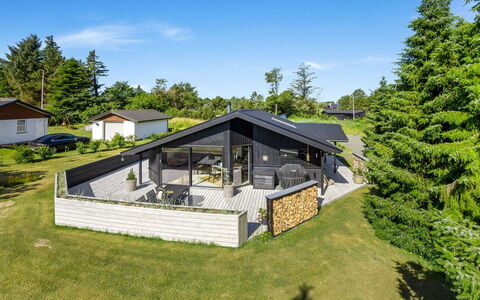 Verner - 990M from the Sea: Blue, Shrub, Cottage, Groundcover, Garden, Estate, Shade, Landscaping, Farmhouse, Eco Hotel