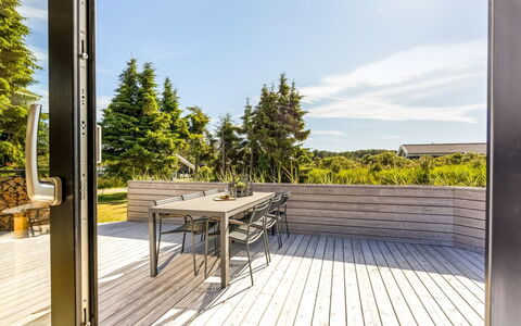 Verner - 990M from the Sea: Blue, Shrub, Cottage, Groundcover, Garden, Estate, Shade, Landscaping, Farmhouse, Eco Hotel