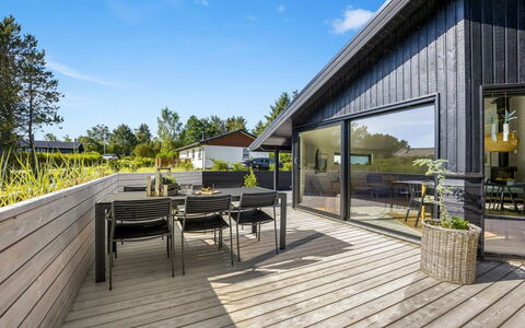Verner - 990M from the Sea: Blue, Shrub, Cottage, Groundcover, Garden, Estate, Shade, Landscaping, Farmhouse, Eco Hotel