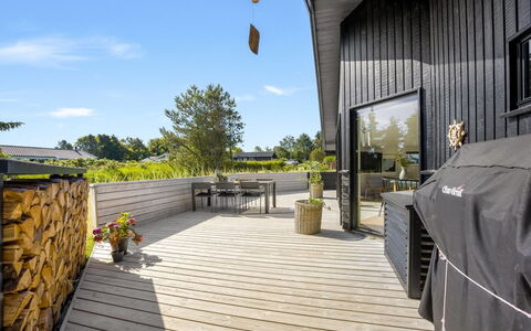 Verner - 990M from the Sea: Blue, Shrub, Cottage, Groundcover, Garden, Estate, Shade, Landscaping, Farmhouse, Eco Hotel