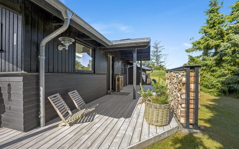 Verner - 990M from the Sea: Blue, Shrub, Cottage, Groundcover, Garden, Estate, Shade, Landscaping, Farmhouse, Eco Hotel