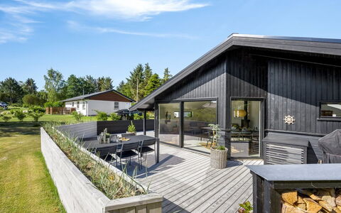 Verner - 990M from the Sea: Blue, Shrub, Cottage, Groundcover, Garden, Estate, Shade, Landscaping, Farmhouse, Eco Hotel