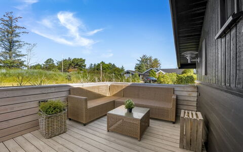 Verner - 990M from the Sea: Blue, Shrub, Cottage, Groundcover, Garden, Estate, Shade, Landscaping, Farmhouse, Eco Hotel