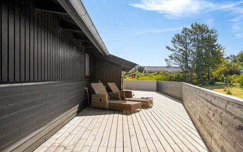 Verner - 990M from the Sea: Blue, Shrub, Cottage, Groundcover, Garden, Estate, Shade, Landscaping, Farmhouse, Eco Hotel