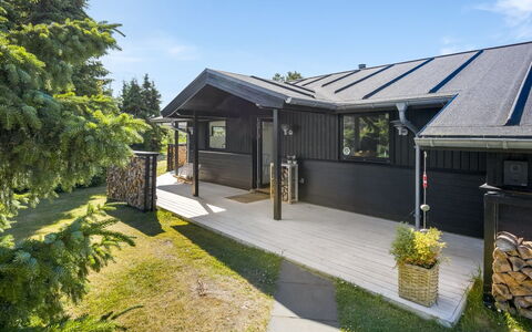 Verner - 990M from the Sea: Blue, Shrub, Cottage, Groundcover, Garden, Estate, Shade, Landscaping, Farmhouse, Eco Hotel