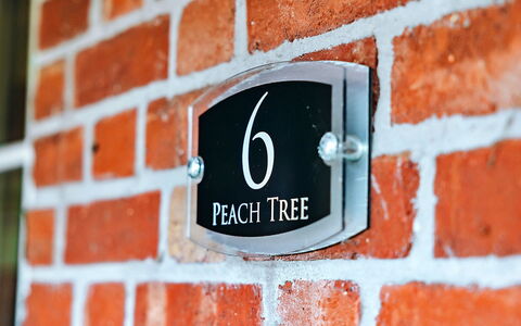 Peach Tree County Cottage: Apartment, Mountain Range, Valley, Alps, Hotel, Mountain Village