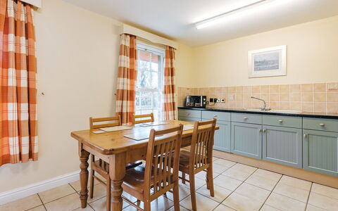 Thyme Country Cottage: Apartment, Mountain Range, Valley, Alps, Hotel, Mountain Village