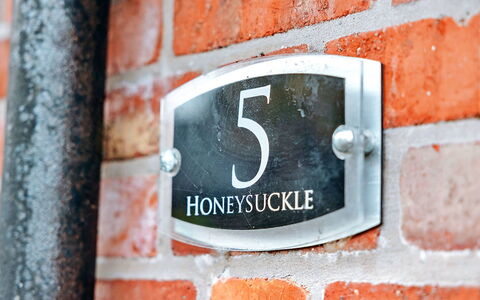 Honeysuckle Country Cottage: Apartment, Mountain Range, Valley, Alps, Hotel, Mountain Village