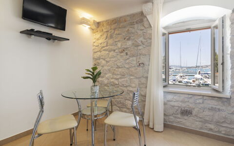 Trogir 163: Daytime, Building, Window, Facade, Apartment, Urban Design, Condominium, Mixed-Use