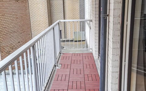 Sealing with Balcony: Building, House, Residential Area, Home, Shrub, Roof, Cottage, Estate, Garden
