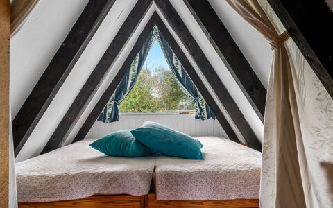 Annalia - 400M from the Sea: Wood, Linens, Bedroom, Bedding, Bed Sheet, Bed, Hardwood, Shade, Natural Material