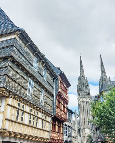 Le Brieux: Building, Wall, Urban Area, Facade, City, Town, Architecture, Neighbourhood, Urban Design, Mixed-Use