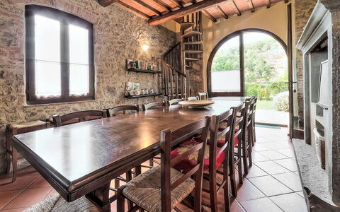 La Malva: Furniture, Wall, Interior Design, Wood, Table, Kitchen & Dining Room Table, Flooring, Chair, Ceiling, Dining Room