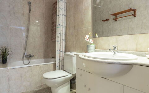 Reus Mediterrani: Plumbing Fixture, Tap, Mirror, Plant, Property, Sink, Bathroom Sink, Bathroom, Purple, Black