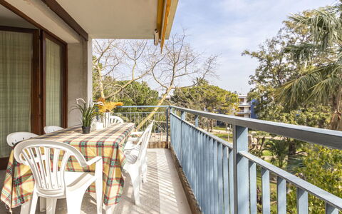 Reus Mediterrani: Table, Plant, Building, Sky, Porch, Cloud, Tree, Chair, Wood, Yellow