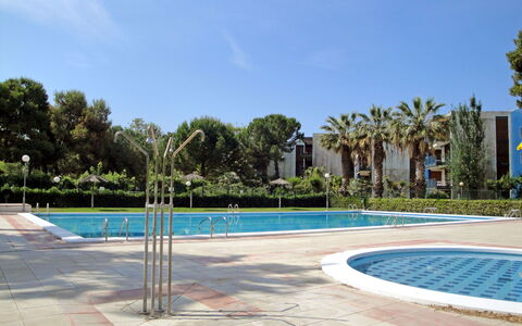 Reus Mediterrani: Sky, Water, Property, Plant, Azure, Tree, Swimming Pool, Shade, Arecales, Residential Area