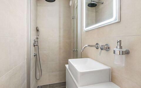 Reseda 3.23: Bathroom, Plumbing Fixture, Sink, Flooring, Interior Design, Bathroom Sink, Tap, Floor, Toilet, Plumbing