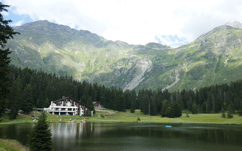 Larice: Body Of Water, Mountainous Landforms, Mountain, Natural Landscape, Highland, Landscape, Bank, Mountain Range, Watercourse, Lake
