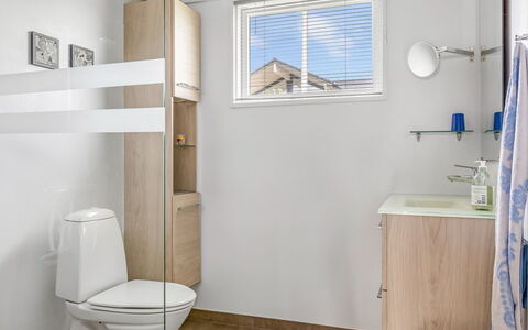 Nielsine - 250M from the Sea: Plumbing Fixture, Toilet Seat, Toilet, Floor, Wood, Flooring, Interior Design, Bathroom, Plumbing, Sink