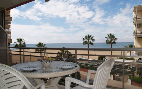 Horta del Mar: Cloud, Table, Sky, Water, Plant, Property, Daytime, Furniture, Chair, Building