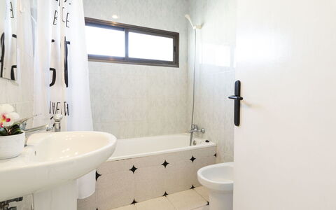 Horta del Mar: Tap, Plumbing Fixture, Mirror, Sink, Property, Bathroom Sink, Building, Plant, Bathroom, Purple
