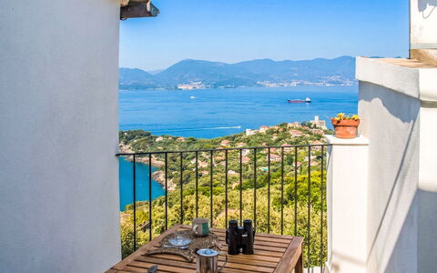 La Frida: Water, Body Of Water, Coast, Sea, Coastal And Oceanic Landforms, Hill, Ocean, Balcony, Lake, Mountain Range