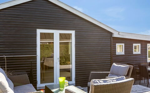 Raymond - 175M from the Sea: Estate, Shade, Driveway, Farmhouse