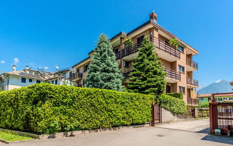 Casa al Lago: Building, Window, Residential Area, Apartment, Shrub, Home, Balcony, Condominium, Garden, Shade