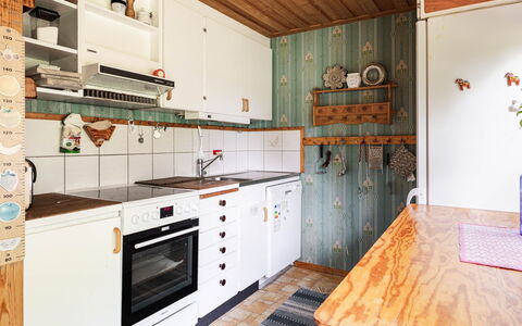 Kvarnfallet 40: Wood, Flooring, Kitchen, Interior Design, Countertop, Floor, Cabinetry, Ceiling, Major Appliance, Kitchen Appliance