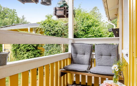 Kvarnfallet 40: Wood, Porch, Home, Wood Stain, Deck, Balcony, Hardwood, Flowerpot, Houseplant, Outdoor Furniture