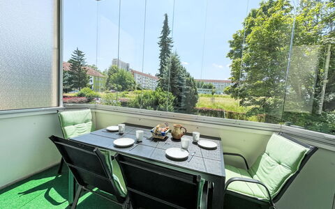 Stadtwohnung in Pirna: Furniture, Glass, Shade, Chair, Balcony, Daylighting, Armrest, Couch, Houseplant