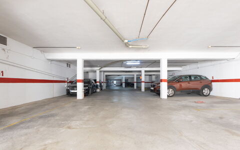 Villa Jardin: Wheel, Car, Building, Automotive Tire, Vehicle, Automotive Design, Hall, Flooring
