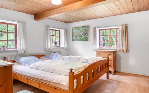 Hoat - 1.7Km from the Sea: Bedroom, Bed, Wood, Interior Design, Furniture, Bed Sheet, Bedding, Floor, Bed Frame, House