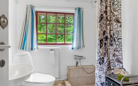 Hoat - 1.7Km from the Sea: Plumbing Fixture, Interior Design, Bathroom, Flooring, Plumbing, Curtain, Floor, Bathtub, Tap, Bathroom Sink