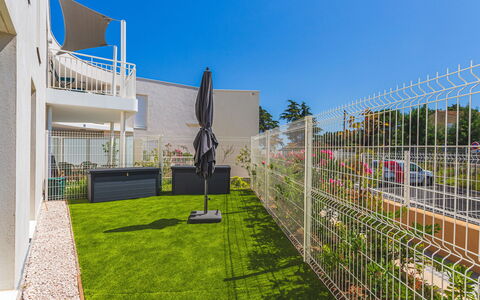 Le Lavandou 450: Garden, Fence, Lawn, Landscaping, Artificial Turf, Yard, Shade, Home Fencing, Backyard, Courtyard