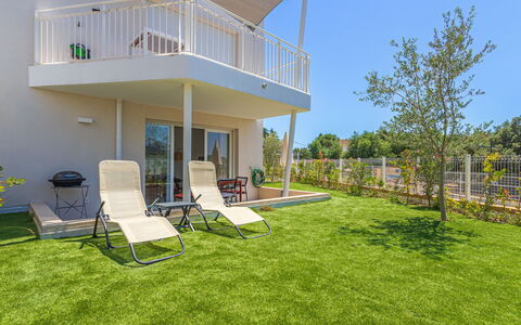 Le Lavandou 450: Grass, Garden, Land Lot, Lawn, Shade, Landscaping, Yard, Backyard, Artificial Turf