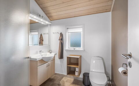 Effie - 500M from the Sea: Plumbing Fixture, Wood, Flooring, Floor, Sink, Ceiling, Interior Design, Bathroom, Plumbing, Tap
