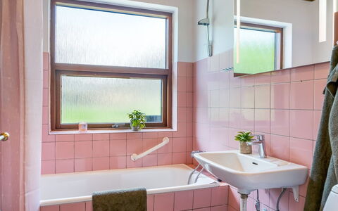 Ilmo - 1.9Km from the Sea: Plumbing Fixture, Bathroom, Plumbing, Tap, Interior Design, Pink, Sink, Tile, Bathroom Sink, Bathtub