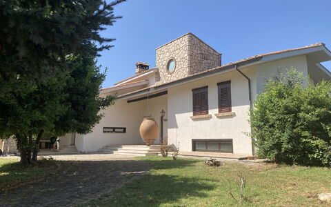 Villa Ginevra: Building, House, Home, Residential Area, Architecture, Roof, Human Settlement, Door, Estate, Cottage