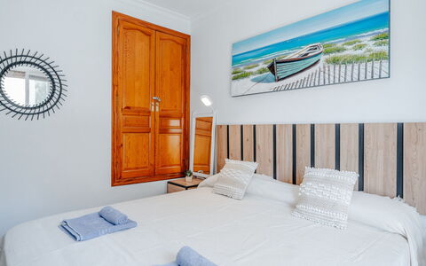 Fa: Wood, Furniture, Bedroom, Bedding, Bed, Bed Sheet, Linens, Bed Frame, Hardwood, Wood Stain