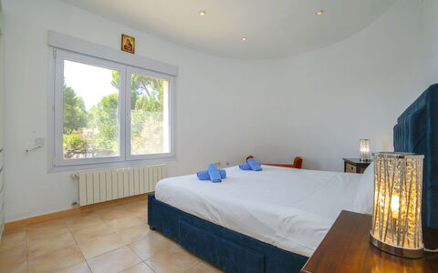 Gekko: Interior Design, Furniture, Floor, Ceiling, Wood Stain, Hotel, Hardwood, Bed, Bedroom, Resort